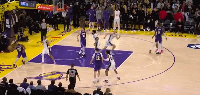 斯玛特踩线犯规送马刺球权，尚帕尼两罚不中，马刺2分惜败