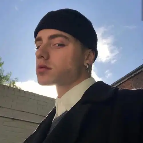 Chỉ còn lại cử chỉ