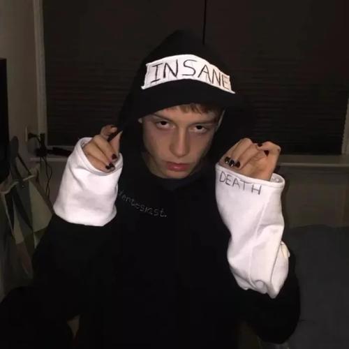 Người uống rượu đường phố cô đơn