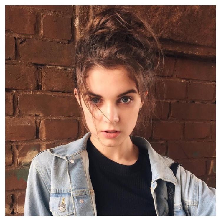 cô gái diễn kịch