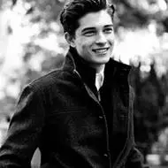 Trăng tựa vào mây nhẹ