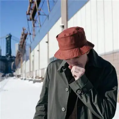 Cần cẩu bay trên một chiếc thuyền đơn độc