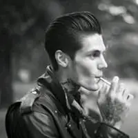 Say rượu và hát xa người