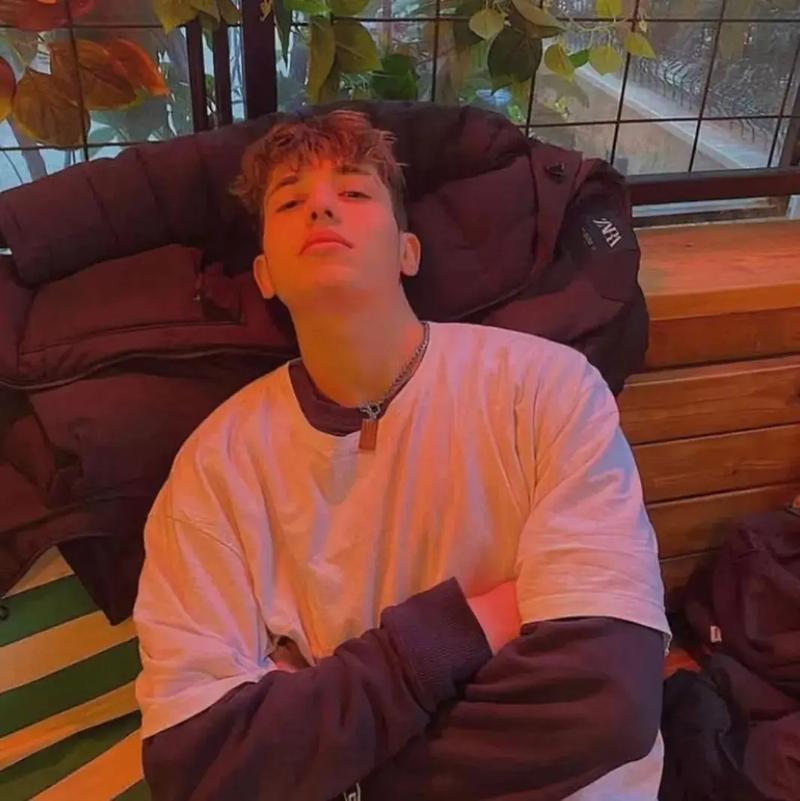 Quần áo trắng tung bay