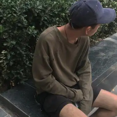 Hoa rơi theo dòng nước chảy